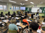 고학년 학생이 우쿨렐레를 연주하는 모습