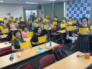 '찾아가는 시니어 디지털스쿨' 교재 배부 단체사진