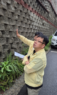 김현수 제1부시장이 경기교총 보강토옹벽을 점검하고 있다.