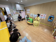 큰나래 어린이집 어린이들이 구연동화에 집중하고 있다.