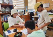 어린이들이 행사관련 설명을 듣고 있다