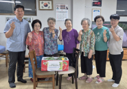 정자1동 단체장협의회에서 경로당을 방문하여 수박을 전달하고 있다.