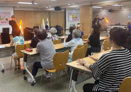 마술공연을 관람하고 있다.