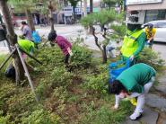 무더위에도 장마를 대비하여 잡초를 제거하는 모습