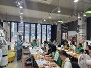 세류1동 책먹는 아이들에서 캘리그라피 수업을 하고있다.