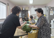 송죽동장이 경로당에 수박을 전달하고 있다.