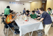 새마을부녀회 및 지역사회보장협의체 위원이 어르신들 식사를 대접하고 있다.