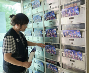 조원2동 통장협의회에서 수원FC 홈경기 응원 독려를 위한 전단지를 아파트 주민에게 배부하고 있다.