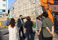장안구청장 및 관계공무원들이 주차환경 개선사업 현장 진행상황을 점검하고 있다.