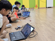 2인 1조로 코딩을 통해 드론을 자율비행할 수 있도록 활동하고 있습니다. 