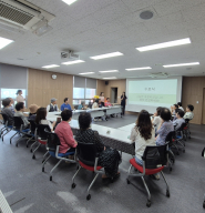 기억이음교실 수료식을 진행하고 있는 모습