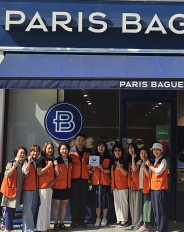 광교1동(동장 송숙영)과 지역사회보장협의체(위원장 임경자)는 ‘파리바게트 뉴웰빙타운점(대표 한상원)’을 방문해 ‘사랑나눔수원’ 4호점 현판을 전달하고 있다.