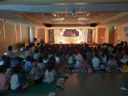 수원시직장분과어린이집의 어린이들이 극단 애기똥풀의 공연 [호랑이와 도둑놈]의 공연을 재미있게 관람하고 있다.