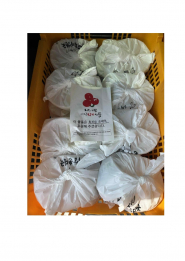 최미삼 순대국을 수령하고 있다