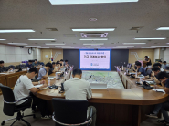 사진)수원시가 ‘밀폐공간 관리부서·수탁업체 긴급회의’를 열고 있다.    