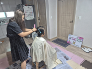 화서1동 행정복지센터에서는 거동이 불편한 주민을 위해 찾아가는 이미용서비스를 진행했다. 