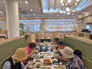 생일을 맞이한 어르신들이 한정식 식사를 대접받고 있다.