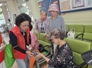 지역사회보장협의체 위원이 복지사각지대 발굴 캠페인 관련 홍보물을 배부하고 있다