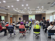 수원시 팔달구는 지난 18일, 화서1동 행정복지센터에서 재활용품을 수집하는 어르신을 대상으로 ‘찾아가는 안전교육’을 실시했다. 