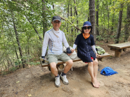 벤치에서 쉬고있는 필자부부