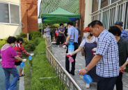 연무동 주민자치회 위원들이 경동원에서 방역작업을 하고 있다.