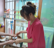 정자2동이 장안구가정어린이집협의회에서 반찬수령을 하고 있다