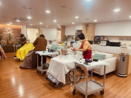 행복나눔미용봉사단이 요양원에서 미용봉사를 실시하고 있다.