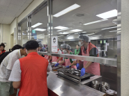 구운동 지역사회보장협의체 위원들이 봉사활동을 하고 있다