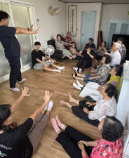 경로당 어르신들을 대상으로 건강체조 실시하는 모습