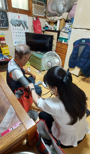 인계동 건강복지팀 간호직 직원이 어르신의 혈압을 측정하며 건강상담을 하고 있다.