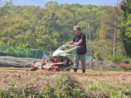 경운기를 몰고 있는 김동일씨