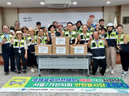 국제표준안전재단 봉사단원들이 불고기세트를 기부하고 있다