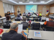 영화동 재활용품 수집 어르신의 안전을 위해 수원시시민안전보험과 경기기후보험에 대해서 안내하고 있다. 