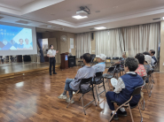 수원장안경찰서 안전교육 전문 강사가 어르신들을 대상으로 교육을 하고 있는 장면이다.