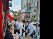 외국인 상인들에게 쓰레기 배출방법에 관해 설명하고 있는 모습