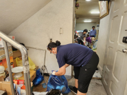 연무동 주민자치회가 생활지원이 필요한 가구를 청소하고 있다. 