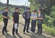 장안구청장 및 관계공무원들이 민원 현장을 점검하고있다.