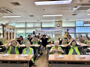 행사 시작 전 영통노인주간보호센터 이용자 및 관계자, 슬기로운 마을생활 공동체, 수원도시재단 관계자가 함께 기념사진을 찍고 있다.