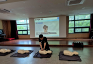 박재권 강사(수원남부소방서 소속 소방위)의 흉부압박 시연 모습