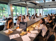 여느 카페들처럼 분위기가 편안하고 여유로워 보인다. 청년인문교실이 열린 수원 지관서가 모습, 