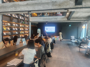 서로의 그림을 보며 대화를 나누고 있는 참가자들