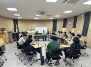 회의를 진행하고 있다.