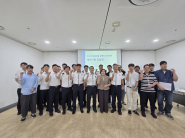 2025 정조대왕 능행차 공동재현 관계기관 협력 간담회 참석자들이 함께하고 있다.