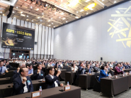 참석자 전원이 사회자의 진행에 따라 성공적인 개막을 축하하는 파이팅을 외치고 있다.