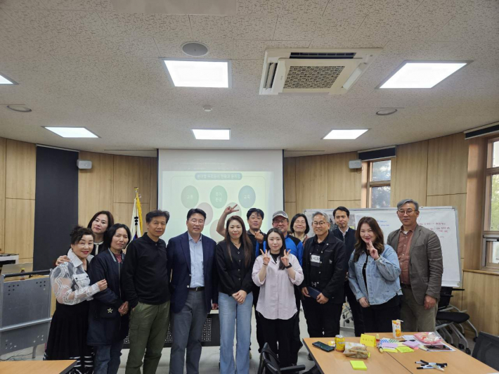 자치계획 수립단과 특임교수가 함께 마무리 사진을 찍었다