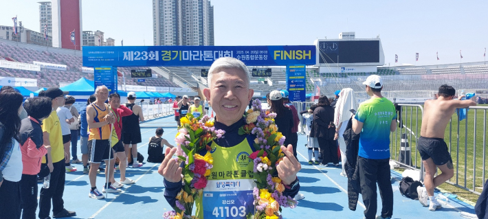 인간 승리 강신오가 골인 후 포즈를 취했다. 지친 기색 없이 평소처럼 웃는 모습이 인상적이다.