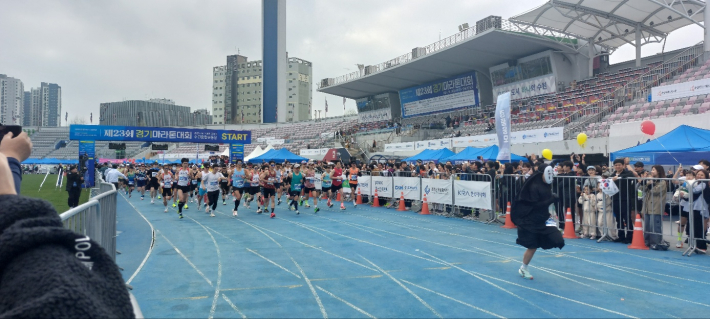 제23회 경기마라톤대회 풀코스 출발 장면