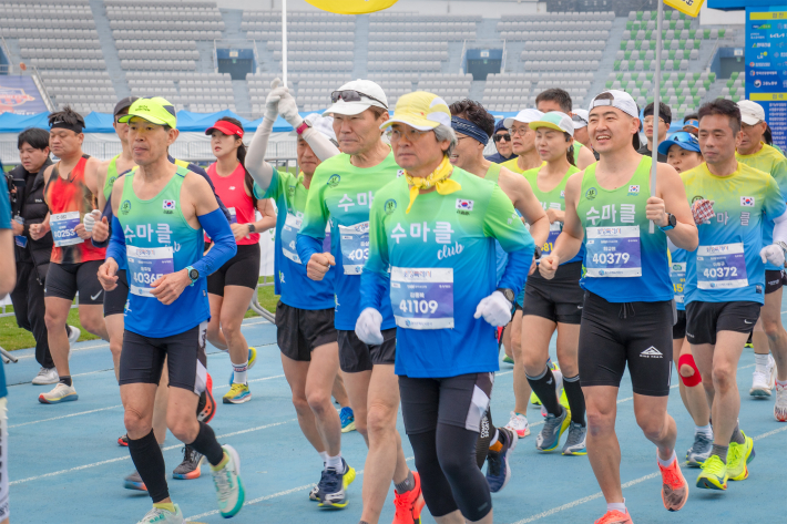 수원마라톤클럽 회원들의 풀코스 완주에 도전하고 있다. 수마클에서 이번 대회 풀코스, 하프, 10km, 5km에 150명이 출전했다.