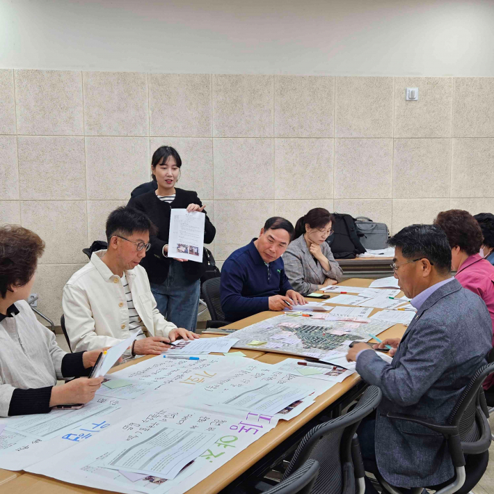 마을의 비전과 목표를 논의 중인 자치계획단