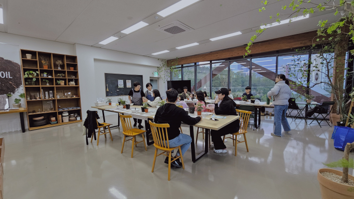 나만의 화분을 만들어 보는 모습